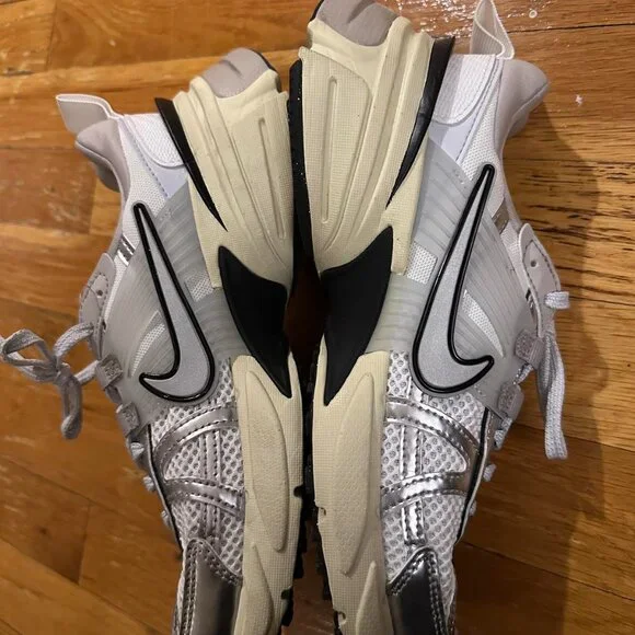 Nike V2K Run -  Summit White/Metallic Silver - Picture 2 of 3